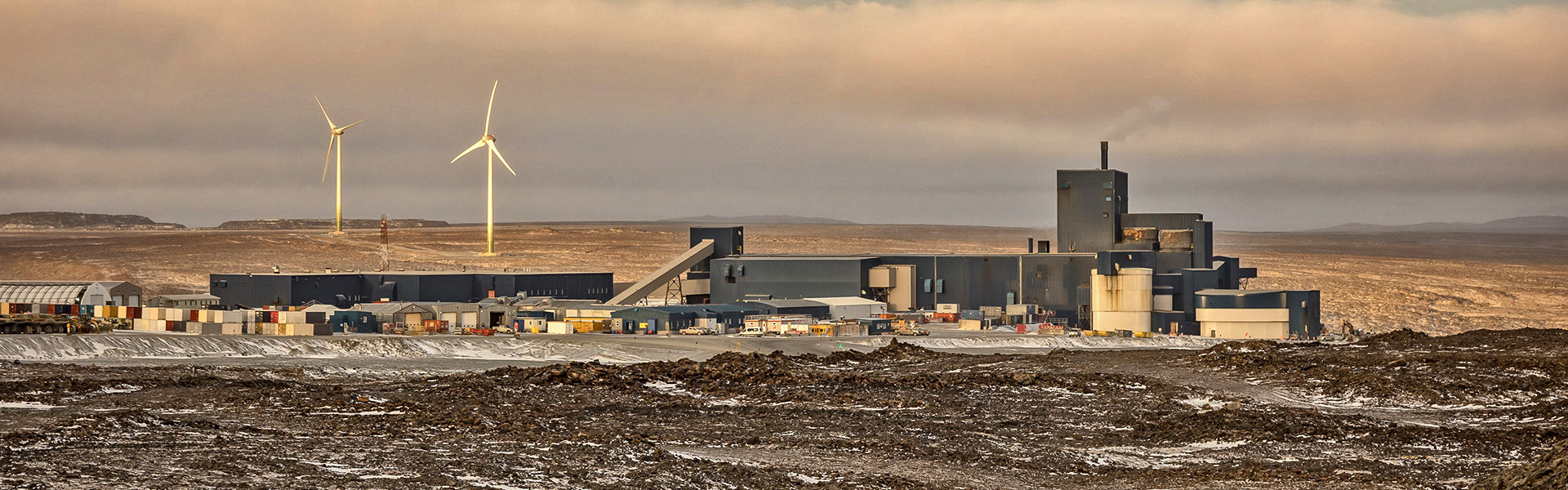 La participación de Redpath Nuvumiut en el proyecto incluye 13.145 metros equivalentes de desarrollo lateral, desde el portal de superficie hasta el subterráneo, junto con infraestructura y servicios, desarrollo de minerales y transporte.